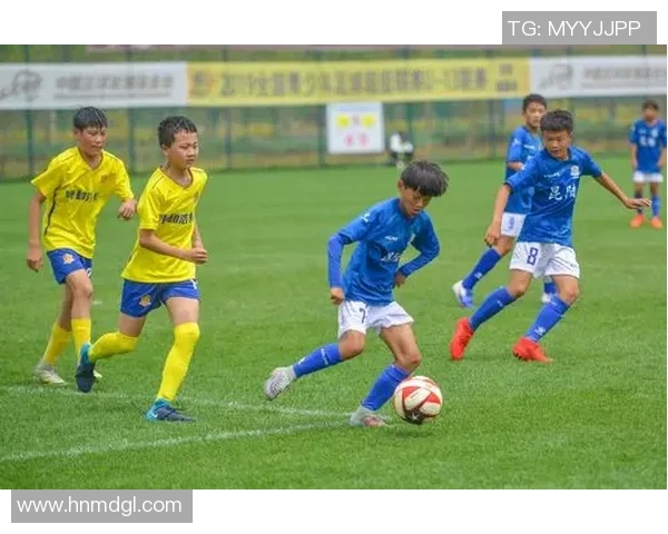 陈亦明：从青涩少年到足球明星的成长之路与辉煌成就